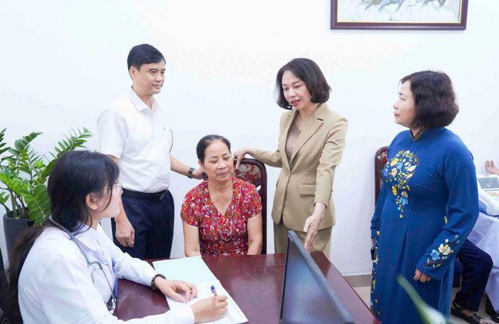 Phó Chủ tịch UBND thành phố Vũ Thu Hà trò chuyện, tìm hiểu về quy trình vận hành mô hình. Ảnh: Linh Phạm