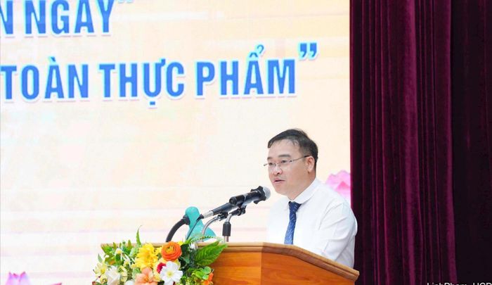 Chủ tịch UBND phường Việt Hưng Vũ Xuân Trường tiếp thu ý kiến chỉ đạo. Ảnh: Linh Phạm