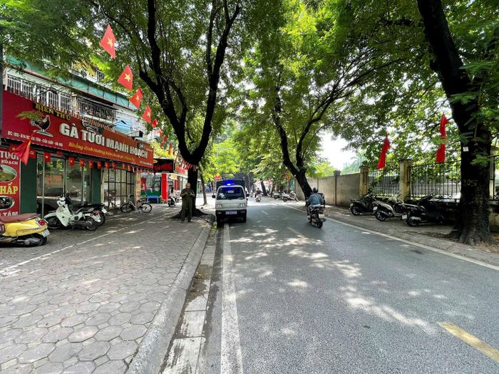 Phố Nghĩa Tân thuộc phường Yên Hòa gọn gàng, thông thoáng hơn nhiều so với thời gian trước khi vận hành chính quyền địa phương 2 cấp. Ảnh: Hậu Lộc