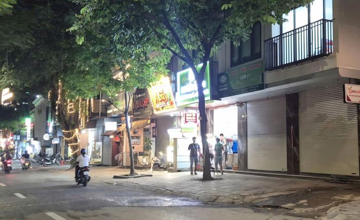 Phố Nguyễn Khang vào một buổi tối. Ảnh: Hậu Lộc