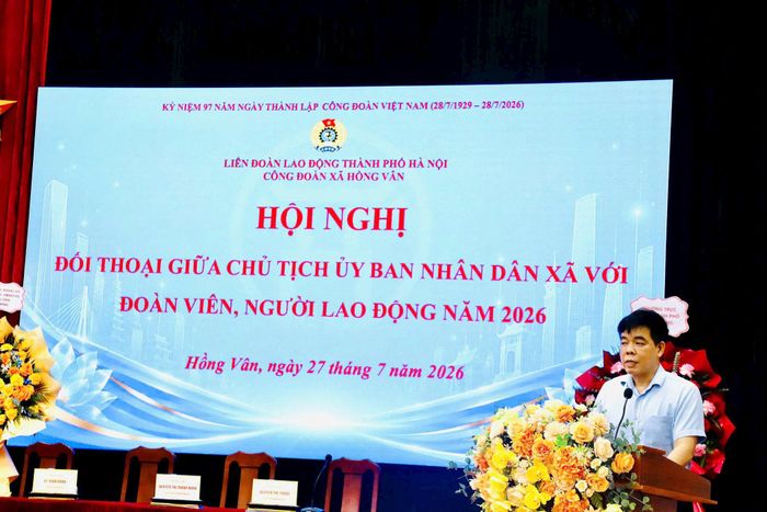 Chủ tịch UBND xã Hồng Vân Lê Tuấn Dũng đối thoại với đoàn viên, người lao động. Ảnh: Nguyễn Trang.