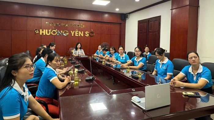 Phụ nữ phường Yên Sở học tập, quán triệt Nghị quyết Đại hội đại biểu phụ nữ toàn quốc lần thứ XIV. Ảnh: Cơ sở