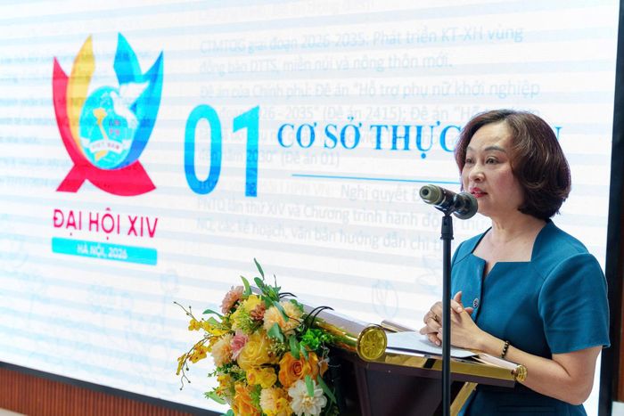 Phó Chủ tịch Thường trực Hội LHPN thành phố Hà Nội Phạm Thị Thanh Hương truyền đạt Chuyên đề về hỗ trợ nâng cao quyền năng kinh tế của phụ nữ và thúc đẩy khởi nghiệp, đổi mới sáng tạo. Ảnh: Hoàng Lan