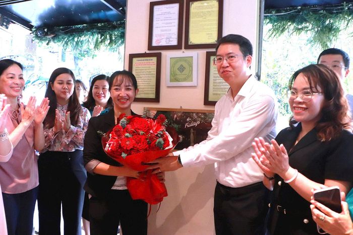 Bí thư Đảng ủy, Chủ tịch HĐND phường Cửa Nam Nguyễn Hoàng Trường chúc mừng các cơ sở kinh doanh được trao biển nhận diện trên phố Quang Trung. Ảnh: Anh Thế