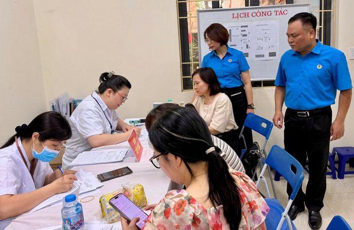 Lãnh đạo Công đoàn phường Ô Chợ Dừa thăm, động viên đoàn viên tham gia chương trình khám sức khỏe và tư vấn miễn phí dành cho người lao động. Ảnh: Võ Giang