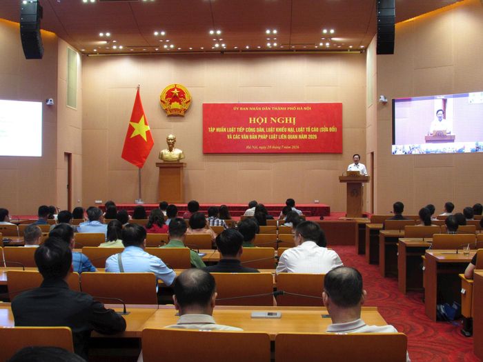 Hội nghị được tổ chức trực tiếp tại điểm cầu UBND và kết nối với 151 điểm cầu tại các sở, ngành, xã, phường. Ảnh: Phương Thảo