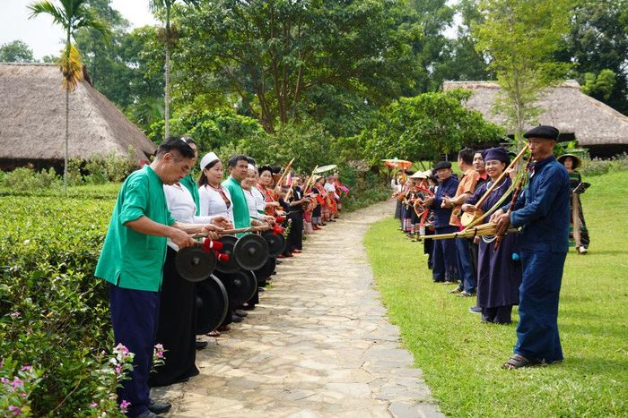 Hà Nội đang xây dựng các tuyến du lịch trải nghiệm mới tại Làng Văn hóa. Ảnh: SVHTT