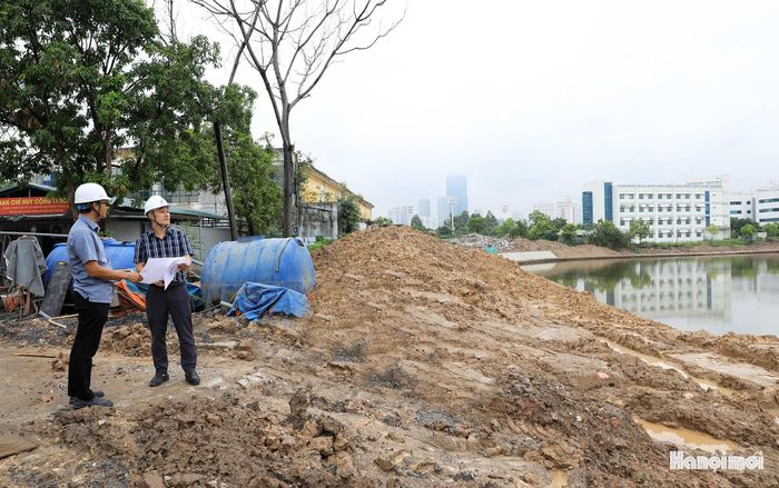 Anh Lê Quang Vinh (cán bộ quản lý Dự án hồ điều hòa Phú Đô) cho biết: “Để bảo đảm công tác tiêu thoát nước trước những trận mưa lớn, chúng tôi theo dõi sát và chủ động điều tiết mực nước trong hồ. Chúng tôi phối hợp chặt chẽ với đơn vị thoát nước vận hành cống thu gom, điều tiết dẫn nước từ kênh Tân Mỹ, Mai Dịch về hồ”.