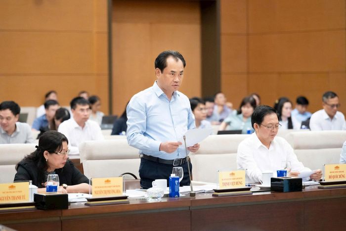 Bộ trưởng Bộ Nông nghiệp và Môi trường Trịnh Việt Hùng trình bày tờ trình. Ảnh: media.quochoi.vn