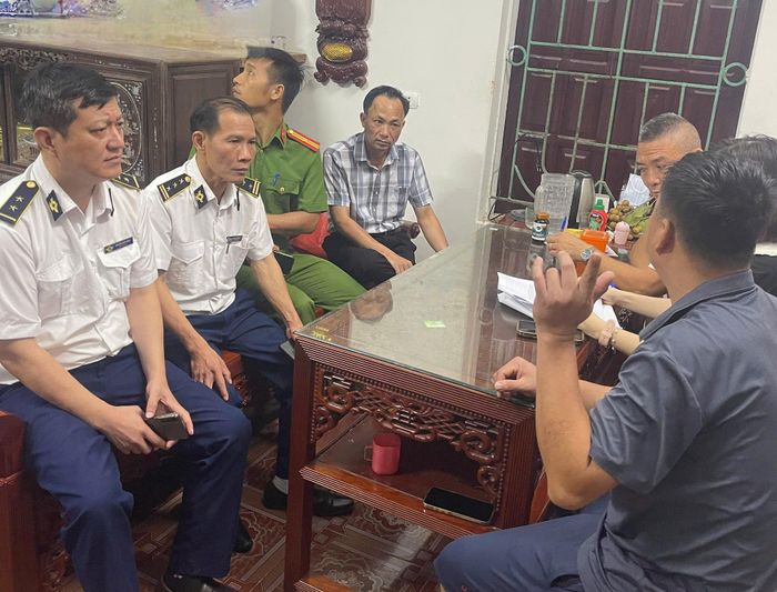 Đoàn kiểm tra số 1 của Sở Nông nghiệp và Môi trường Hà Nội và xã Yên Lãng làm việc, kiểm tra tại cơ sở giết mổ Đỗ Văn Hòa, thôn Trung Hà, xã Yên Lãng. Ảnh: VM