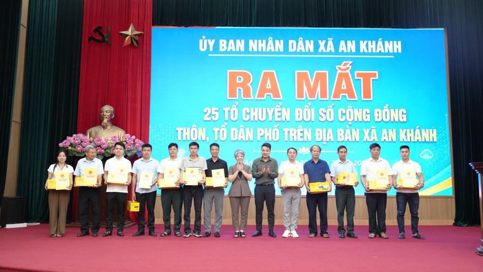 Xã An Khánh ra mắt 25 Tổ chuyển đổi số cộng đồng. Ảnh: AK