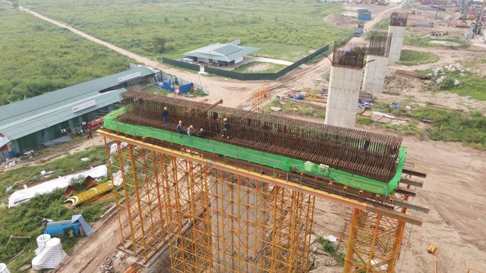 Các trụ cầu trên cạn đã dần thành hình. Ảnh: Phạm Công