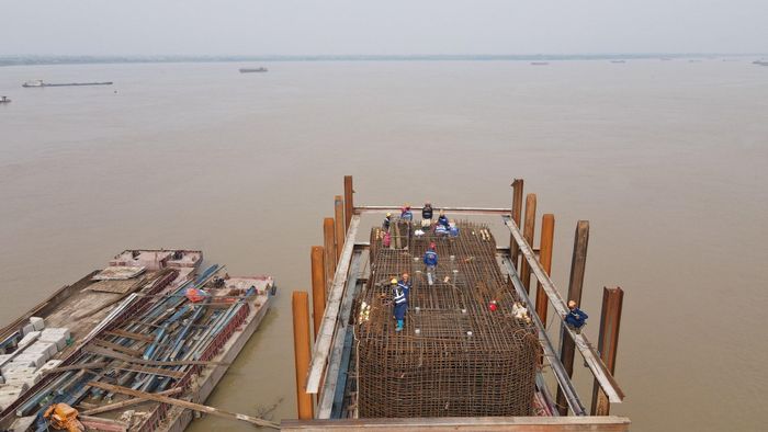 Hàng trăm công nhân được huy động thi công ngày đêm trên công trường. Ảnh: Phạm Công