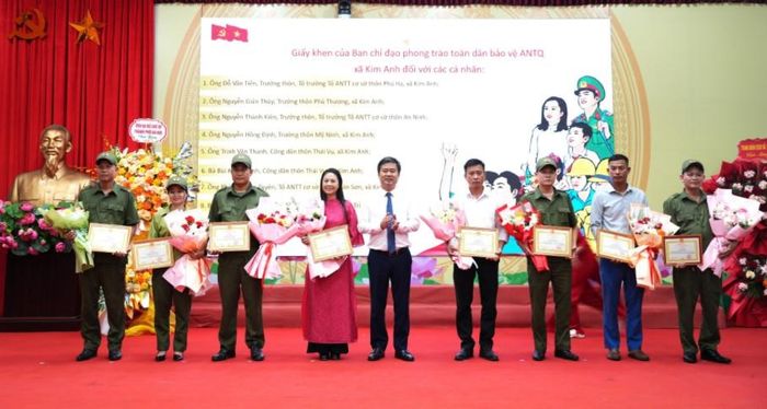 Chủ tịch UBND xã Kim Anh Đỗ Minh Tuấn trao giấy khen của Ban Chỉ đạo phong trào toàn dân bảo vệ an ninh Tổ quốc đến các cá nhân đạt thành tích cao trong thực hiện phong trào bảo vệ an ninh Tổ quốc. Ảnh Lương Giang.