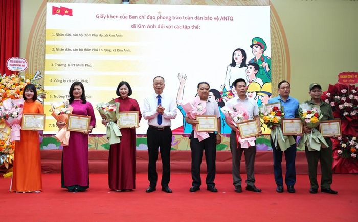 Bí thư Đảng ủy xã Kim Anh Đỗ Xuân Huân trao giấy khen của Ban Chỉ đạo phong trào toàn dân bảo vệ an ninh Tổ quốc đến các tập thể đạt thành tích cao trong triển khai nhiệm vụ. Ảnh Lương Giang.