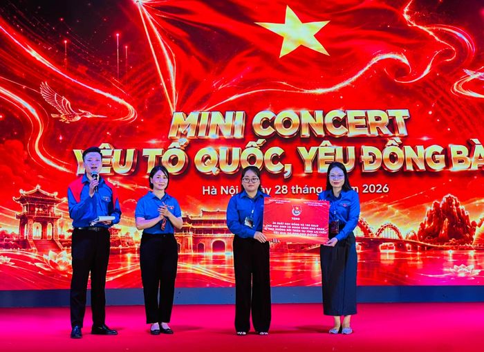 Chi đoàn Trường Lê Duẩn và Chi đoàn số 4, Đoàn cơ sở Ban Công tác Thanh thiếu nhi Trung ương Đoàn giao công trình phần việc. Ảnh: Bảo Lâm