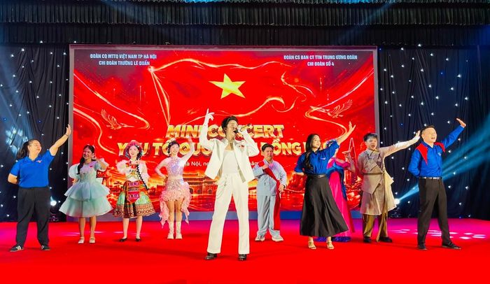 Ca sĩ Lưu Quốc Vượng cùng đồng diễn với thanh thiếu nhi. Ảnh: Bảo Lâm