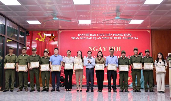 Nhiều tập thể, cá nhân có thành tích xuất sắc trong phong trào Toàn dân bảo vệ an ninh Tổ quốc được biểu dương, khen thưởng. Ảnh: T hanh Hằng