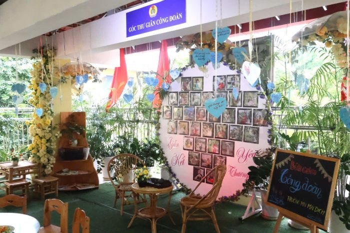 "Góc thư giãn công đoàn" tạo không gian nghỉ ngơi, gắn kết cho cán bộ, giáo viên Trường Mầm non Mai Dịch. Ảnh: QA