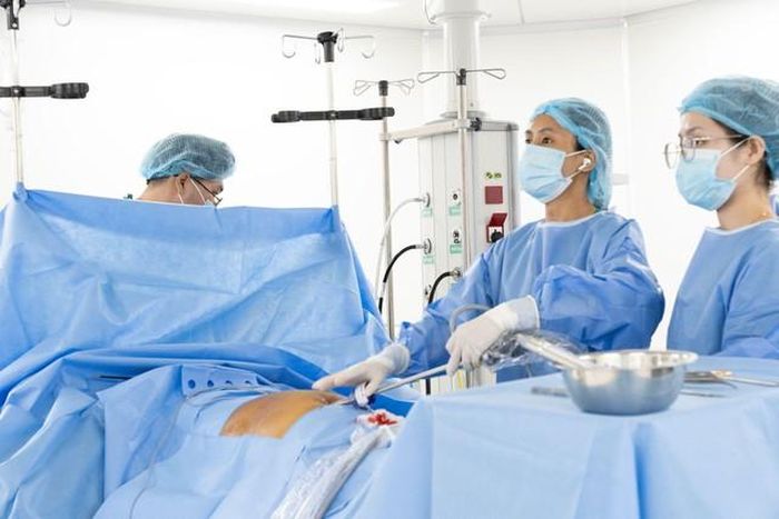 BS.CKI Tôn Nữ Phương Duyên cùng ê-kíp thực hiện ca phẫu thuật. Ảnh BVCC