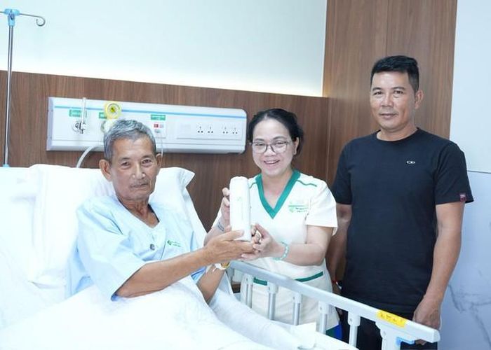 Ông Pring Vat hồi phục tốt sau phẫu thuật và được xuất viện trong tình trạng sức khỏe ổn định. Ảnh BVCC