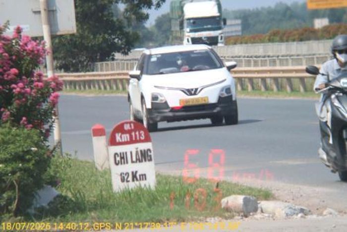 Xe ô tô chạy quá tốc độ trên Quốc lộ 1, xã Kép.