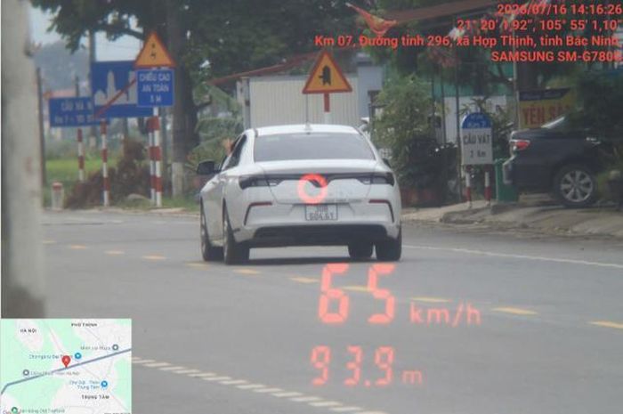 Xe ô tô chạy quá tốc độ trên đường tỉnh 296, xã Hợp Thịnh.