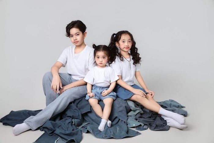 Năm ngoái, trong sinh nhật 10 tuổi của con trai, Khánh Thi cũng bày tỏ sự tự hào về con trai. "Nay con tròn 10 tuổi rồi, ba mẹ chỉ mong con luôn khỏe mạnh, ngoan, biết yêu thương ông bà, ba mẹ và mọi người trong gia đình. Và luôn học tập chăm ngoan, biết giúp đỡ bạn bè và kính trọng thầy cô giáo nha. Riêng với ba mẹ, con thích chọn cho mình theo nghệ thuật, thể thao hay bất cứ điều gì ba mẹ sẽ luôn tôn trọng suy nghĩ của con", Khánh Thi chia sẻ.
