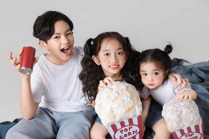 Khán giả nhận thấy 3 con của nhà Khánh Thi - Phan Hiển đều hội tụ những gen trội của cả bố lẫn mẹ. Đặc biệt, đó chính là khả năng nhảy múa và tương tác cực tốt trước ống kính máy ảnh.