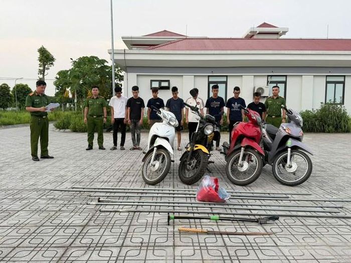 Cơ quan điều tra thi hành các quyết định tố tụng và thu giữ hung khí của các đối tượng. Ảnh: CACC