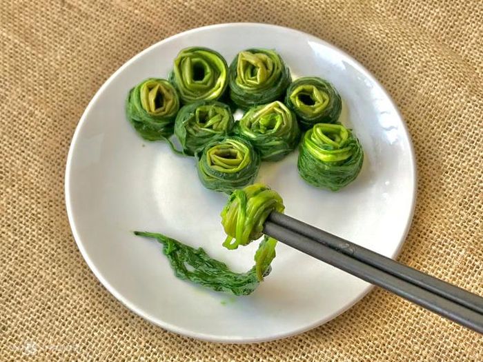 Lúc rau nguội, chọn vài cuộng và cuộn lại như hình rồi bày lên đĩa.