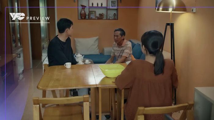 Ông Lượng bàn với hai con về hướng giải quyết sau khi nhận đền bù. Ảnh VTV