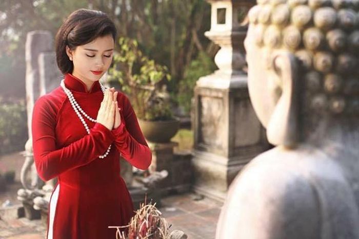 Trang phục lễ chùa trang trọng và lịch sự.