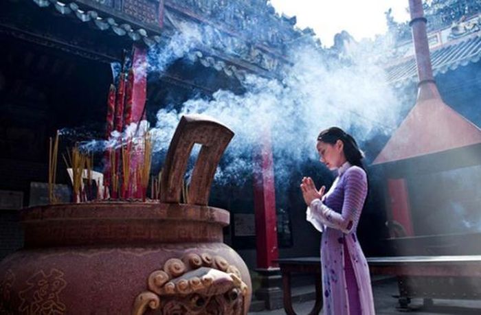 Ngoài việc cầu an nơi cửa Phật, mỗi người còn có thể giữ sự yên ổn cho gia đình bằng nhiều cách như khấn nguyện cho các thành viên mạnh khỏe, thuận hòa.
