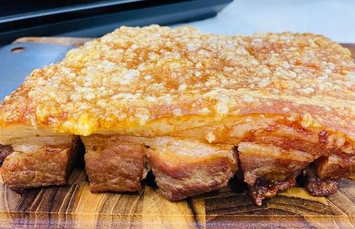 Kỹ thuật châm kim và phết giấm khi làm heo quay không chỉ là kinh nghiệm dân gian mà dựa trên nguyên lý khoa học để cấu trúc da thay đổi. Trong lớp bì lợn có nhiều collagen, nước – yếu tố cản trở độ giòn, cần được loại bỏ trong quá trình gia nhiệt. Những lỗ châm nhỏ sẽ trở thành đường thoát hơi giúp cho phần da phồng nổ đồng đều mà không bị mềm hay nổi từng mảng. Ảnh:Thanh Huệ