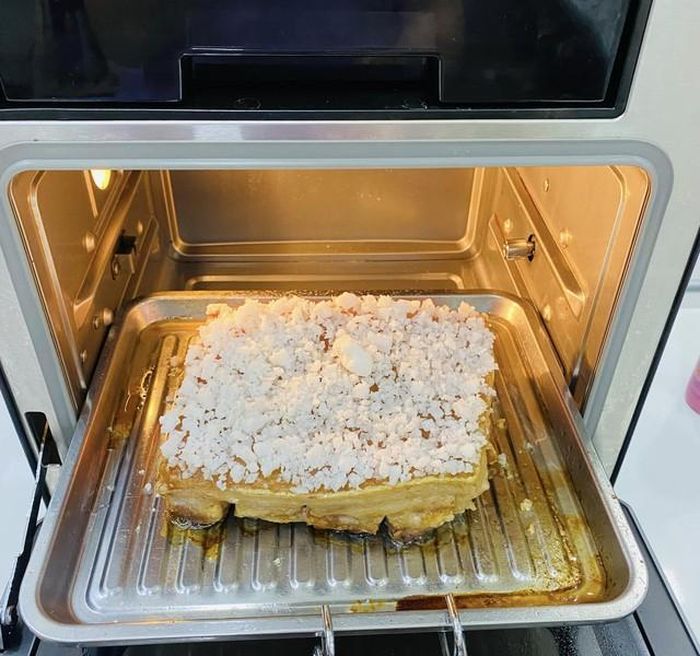 Làm nóng nồi chiên không dầu ở 200°C. Cho thịt vào quay lần 1 ở nhiệt độ 200°C trong khoảng 30 phút. Lấy thịt ra, gạt bỏ toàn bộ lớp muối trên bì. Ảnh:Thanh Huệ