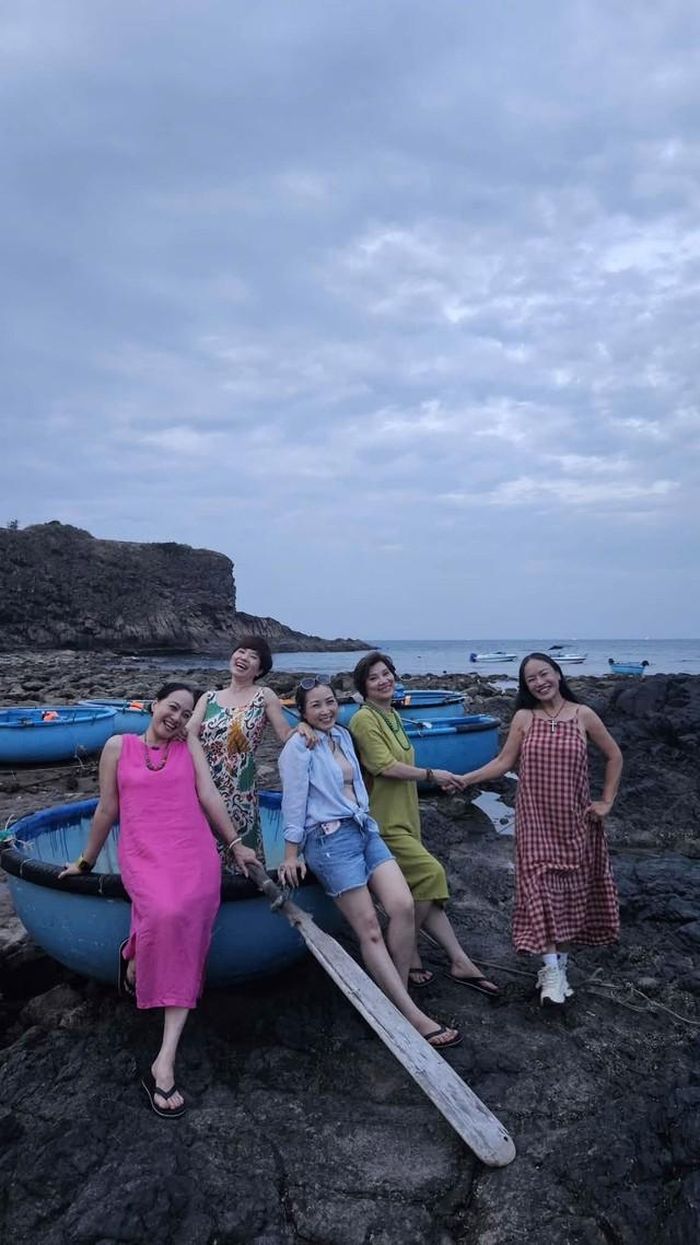 Mỗi bộ ảnh một chủ đề và trang phục khác nhau nhưng tinh thần phơi phới căng tràn sức sống chính là điều các nghệ sĩ muốn thể hiện.