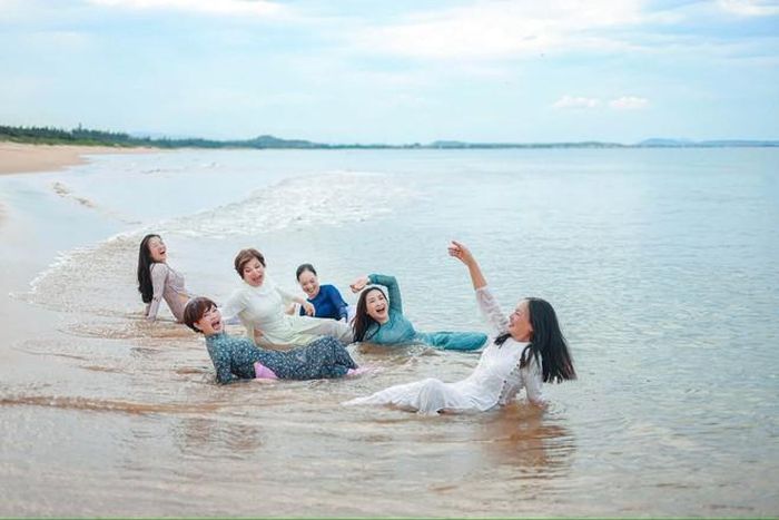 Sau những năm tháng vất vả mưu sinh lo cho con cái, giờ đây họ thảnh thơi dành thời gian cho bản thân.