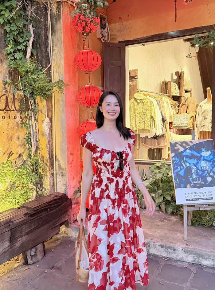 Diễn viên Hồng Diễm chia sẻ hình ảnh dịu dàng khi đang có chuyến du lịch biển. Nhan sắc của nữ diễn viên nhận được nhiều lời khen từ khán giả.