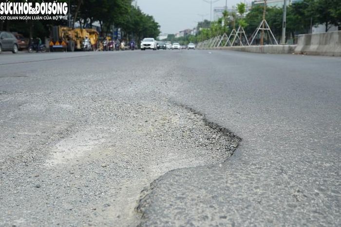 Một số vị trí còn xuất hiện hiện tượng lún cục bộ, mặt đường gợn sóng hoặc bong tróc lớp nhựa bề mặt. Sau các trận mưa, nước đọng tại những điểm trũng càng làm lộ rõ sự thiếu bằng phẳng của mặt đường.