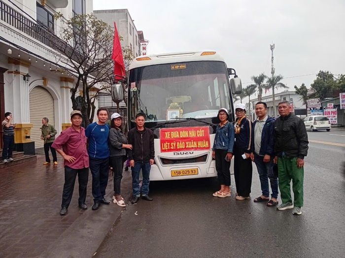 Gia đình đón hài cốt liệt sĩ Đào Xuân Huân trở về nghĩa trang quê nhà.