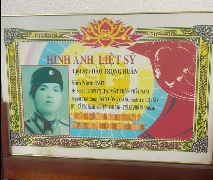 Trước khi tìm thấy hài cốt, gia đình liệt sĩ Đào Xuân Huân chỉ có di ảnh nhỏ này để thờ cúng cùng với thông tin liệt sĩ (trong đó thông tin về tên liệt sĩ chưa chính xác).