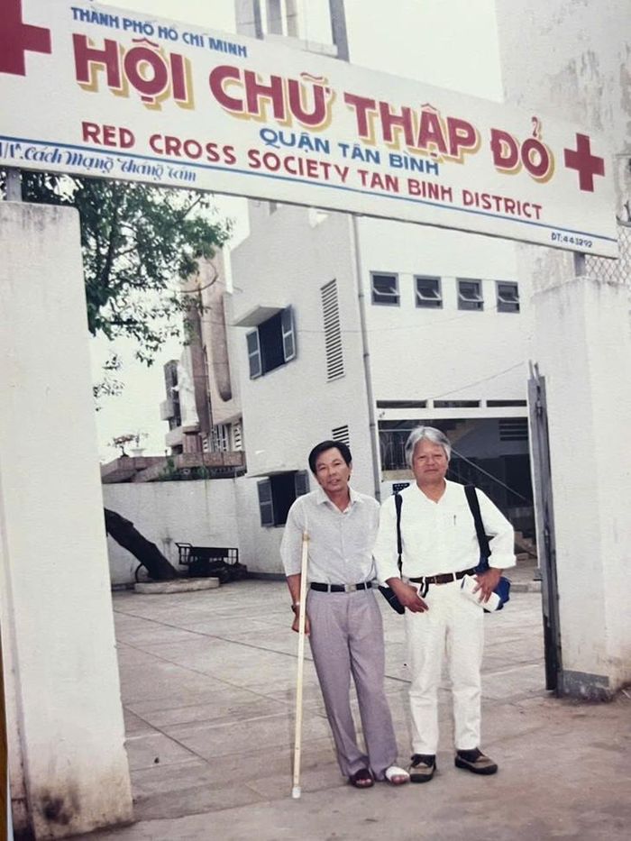 Ông Bunzoykysawoa - phóng viên người Nhật đến thăm bác sĩ quân y Trần Văn Bản trong một lần đi tìm hài cốt liệt sĩ bị đụng xe gãy xương bàn chân phải. Ảnh: Hà Phương