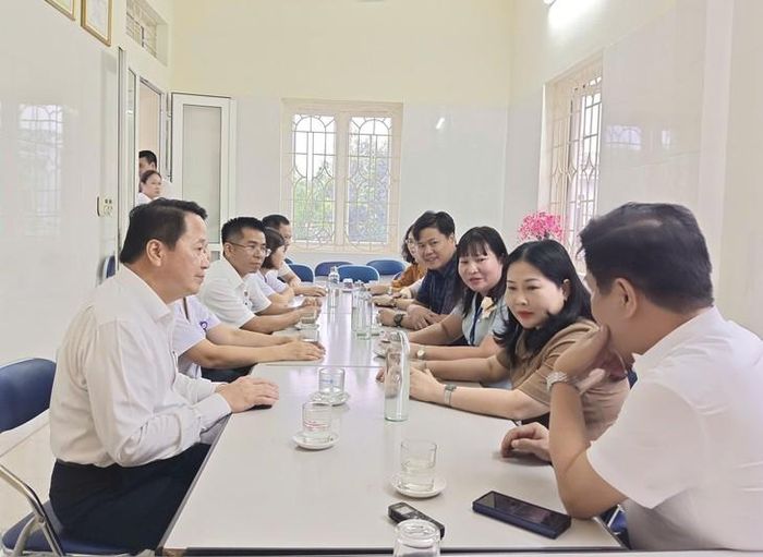 Đoàn Giám sát làm việc tại Trạm Y tế phường Nam Cường. (Ảnh: Như Thảo)