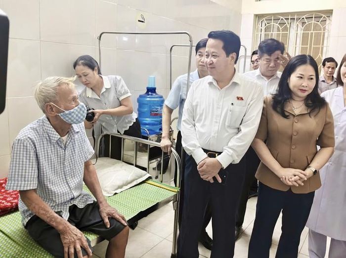 Ông Hoàng Anh Công hỏi thăm sức khỏe bệnh nhân. (Ảnh: Như Thảo)