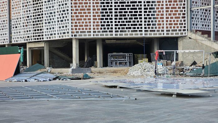 Hạng mục nhà thi đấu đang được gấp rút thi công. Ảnh: Hoàng Dũng.