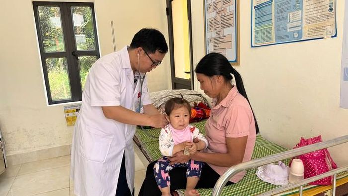 Bác sĩ Triệu A Say - Giám đốc Trạm Y tế xã Lương Minh thăm khám cho bệnh nhi. Ảnh: Tiến Sinh