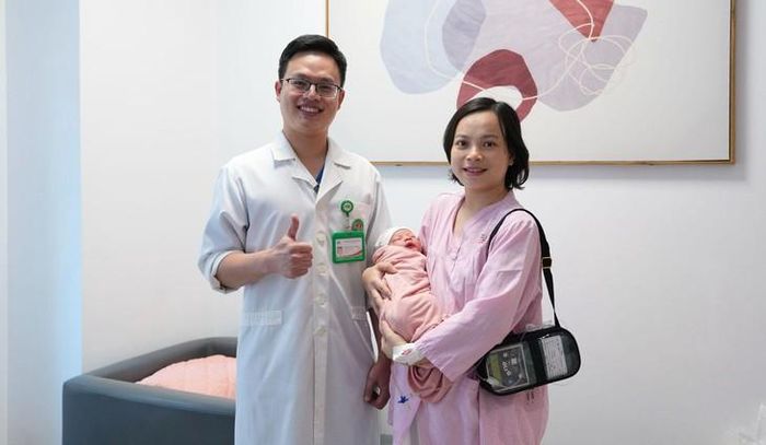 Chị Ánh hạnh phúc đón con với sự đồng hành của BS. Nguyễn Văn Hoàng.