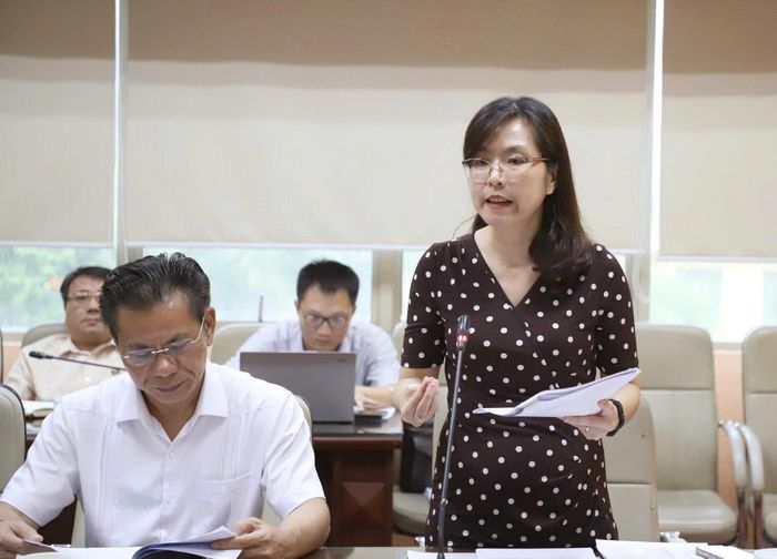 GS.TS Trịnh Thị Diệu Thường, Cục trưởng Cục Quản lý Y, Dược cổ truyền báo cáo. Ảnh: Trần Minh