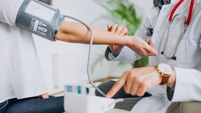 Đo huyết áp là một trong những kiểm tra đơn giản giúp phát hiện sớm tình trạng tăng huyết áp – bệnh lý có thể diễn biến âm thầm trong thời gian dài.